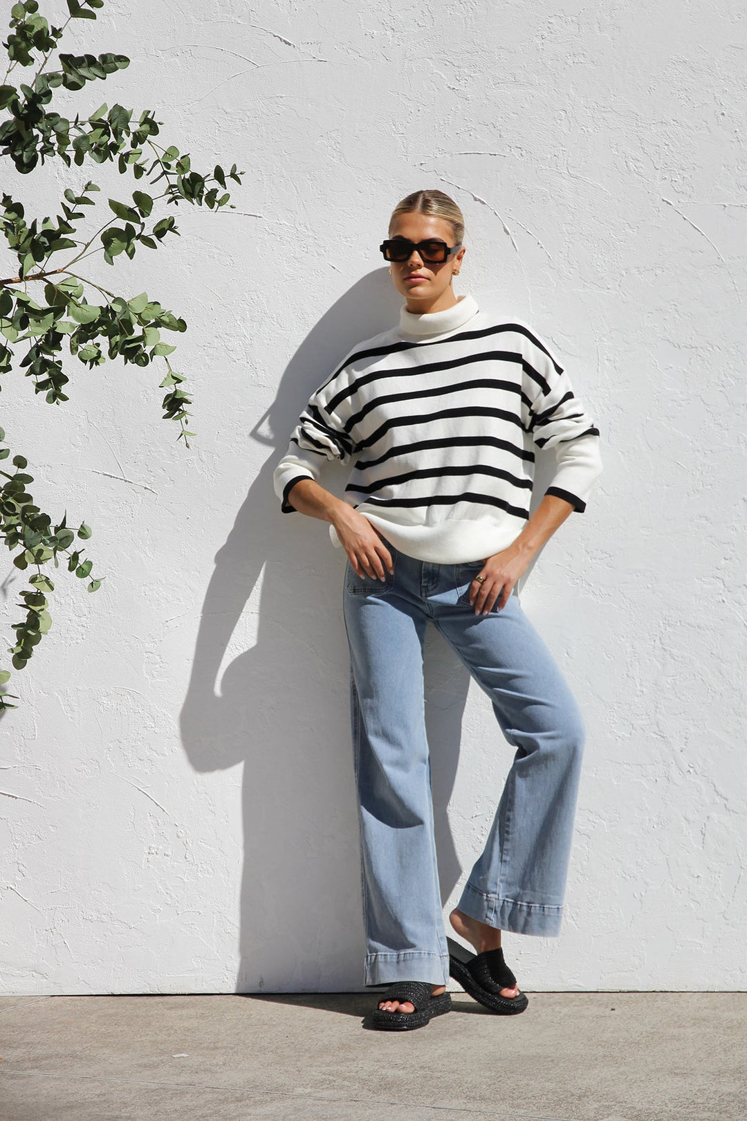 Élégant pull femme oversize à rayures, col montant. Tricot chaud et confortable pour la saison froide.
