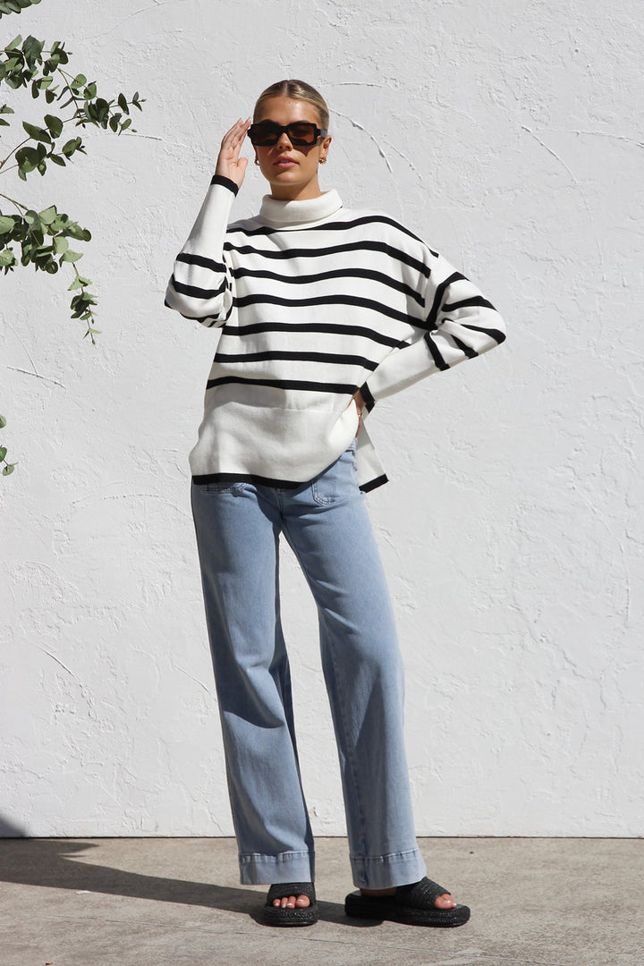 Pull femme en maille oversize à rayures. Confortable et chaud, parfait pour un look automne-hiver décontracté.