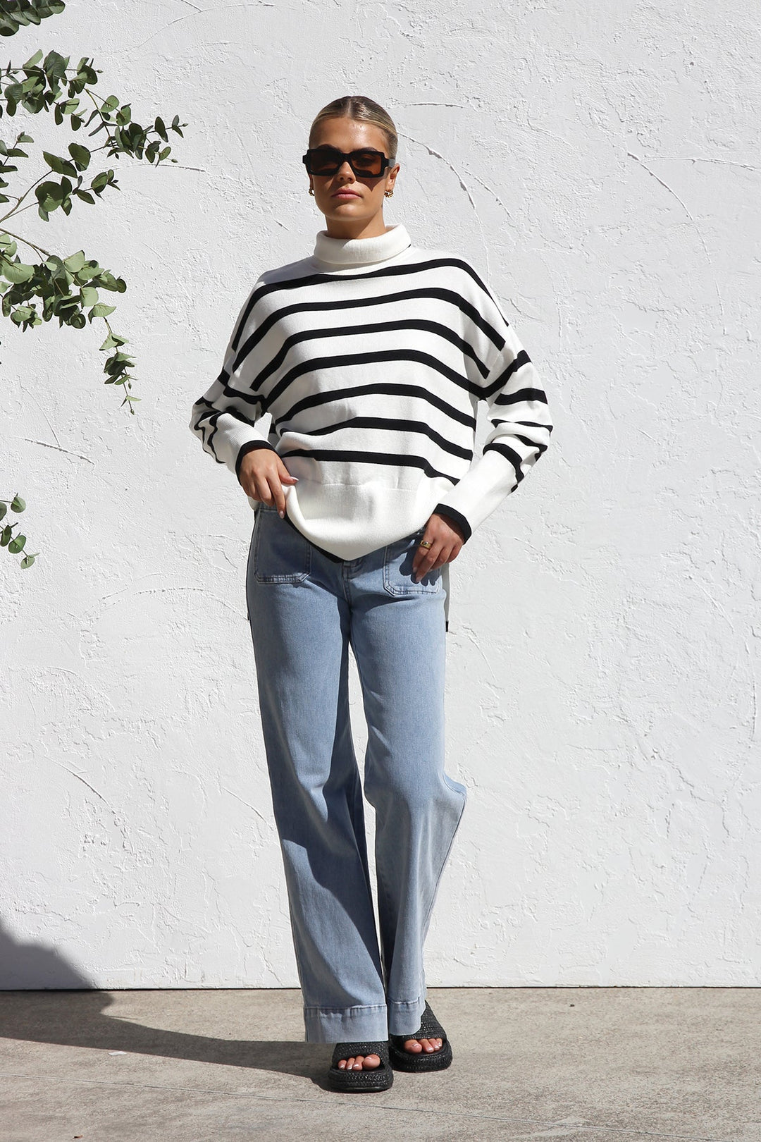 Pull femme oversize, motif rayé tendance. Col montant, maille chaude. Style élégant et confortable pour l'hiver.