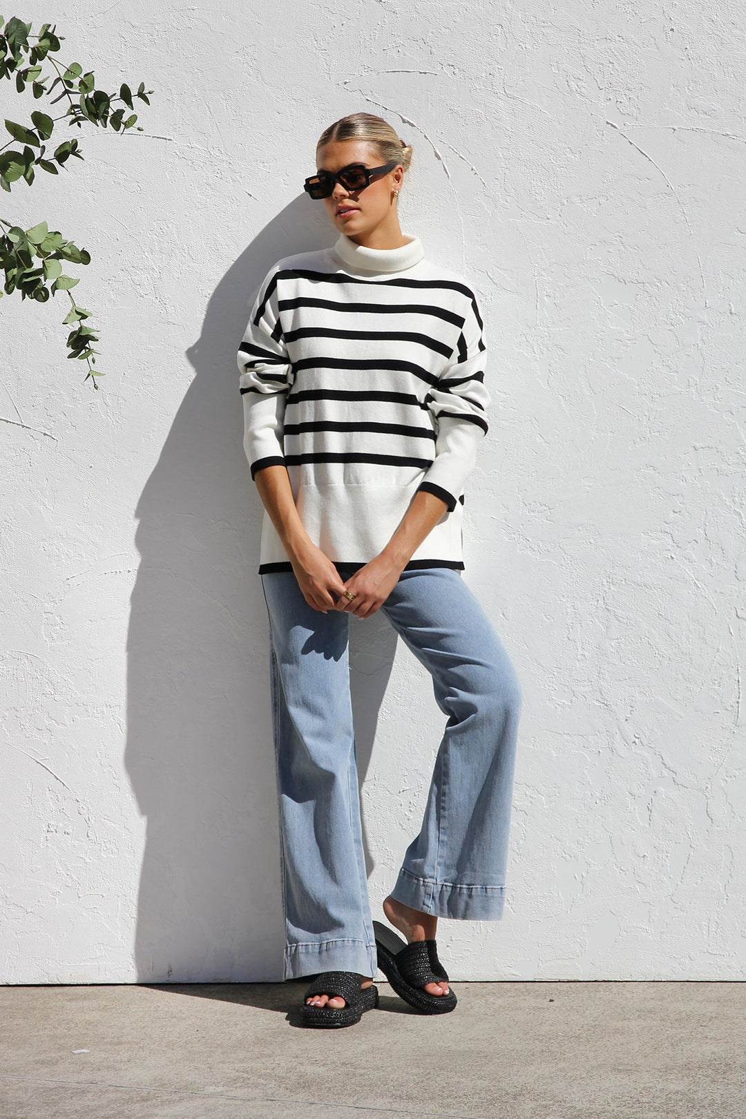 Pull femme rayé, coupe oversize. Tricot doux et chaud. Idéal pour un style décontracté et mode en automne-hiver.