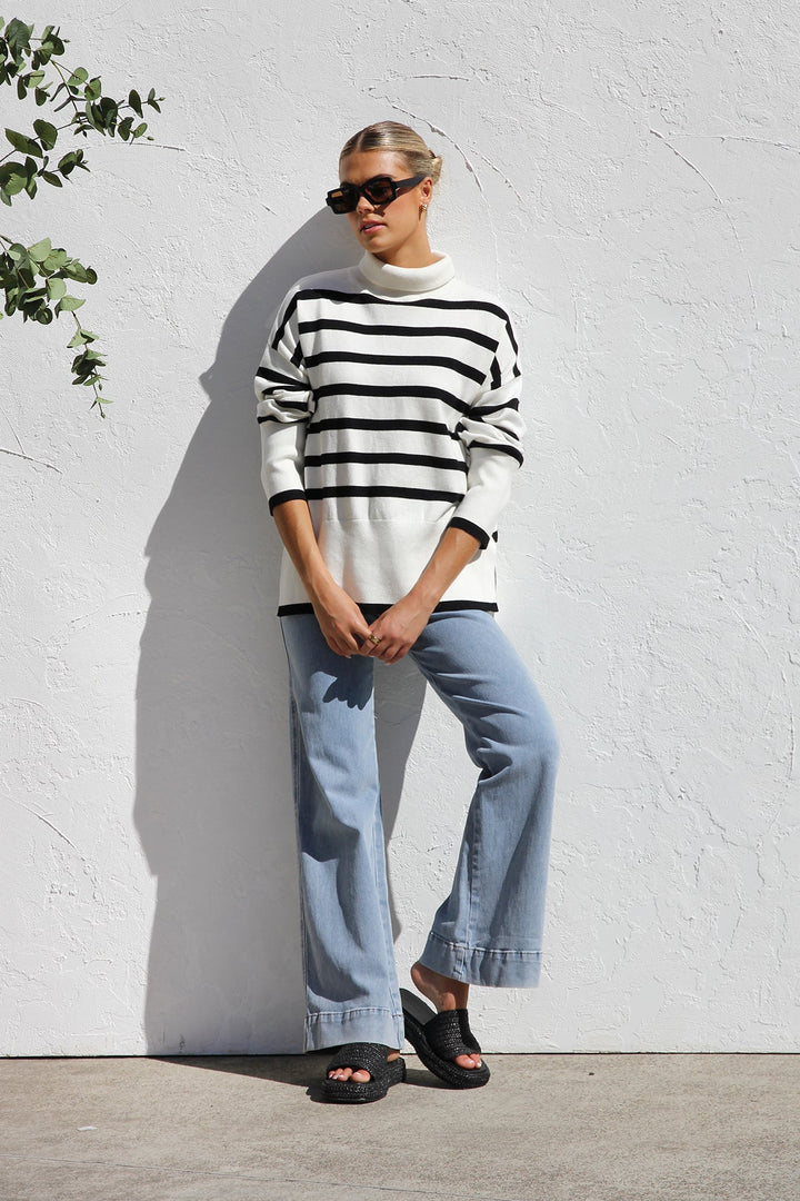Pull femme rayé, coupe oversize. Tricot doux et chaud. Idéal pour un style décontracté et mode en automne-hiver.