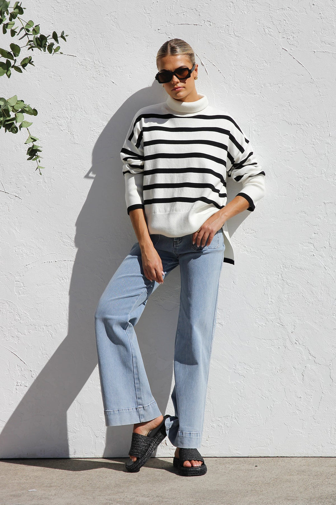 Magnifique pull femme oversize à rayures, col montant. Maille chaude, parfait pour un confort stylé cet hiver.