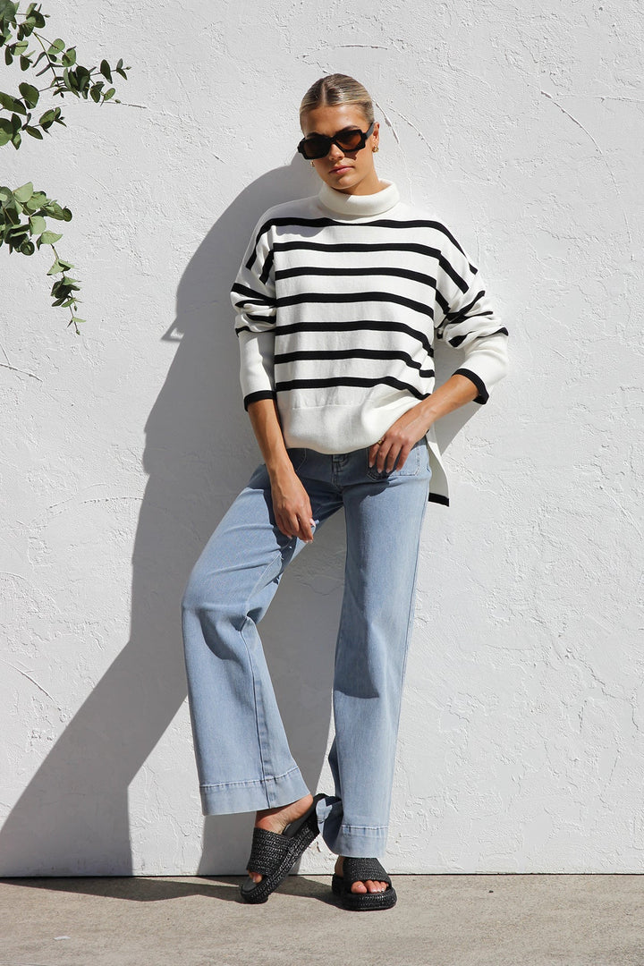 Magnifique pull femme oversize à rayures, col montant. Maille chaude, parfait pour un confort stylé cet hiver.