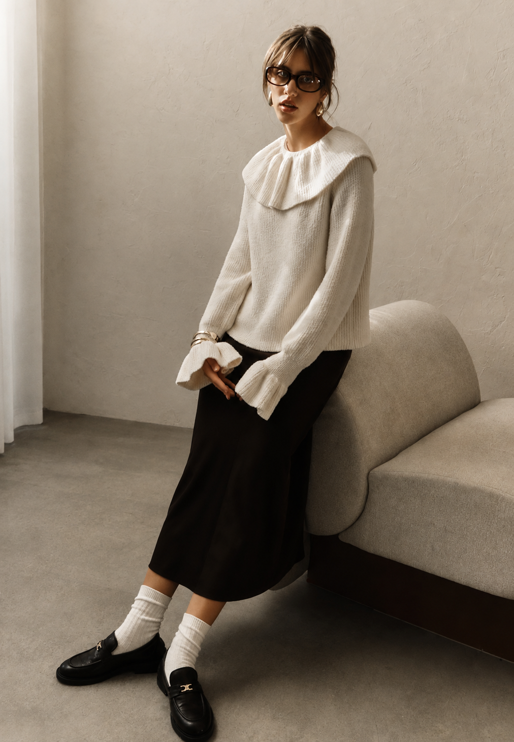 Pull femme en maille, col volanté délicat, manches évasées tendance. Style chic et moderne pour l'automne.