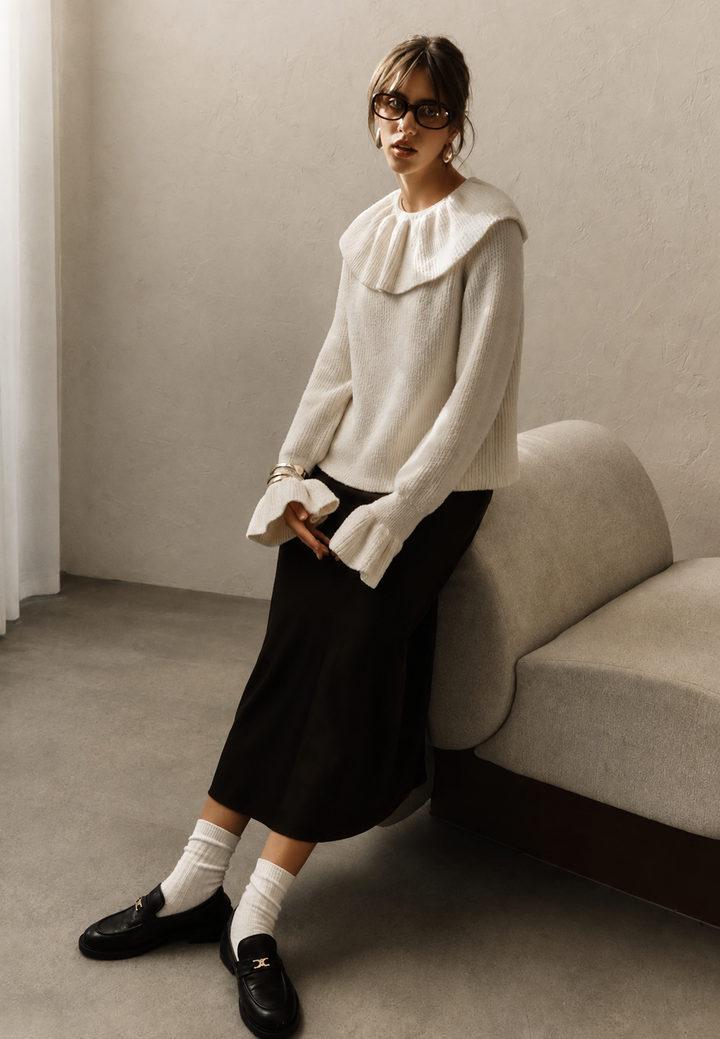 Pull femme en maille, col volanté délicat, manches évasées tendance. Style chic et moderne pour l'automne.