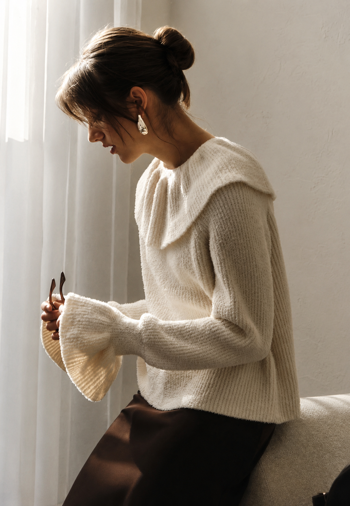 Pull femme polyvalent pour l'automne. Col volanté élégant et manches évasées. Mode féminine décontractée chic.