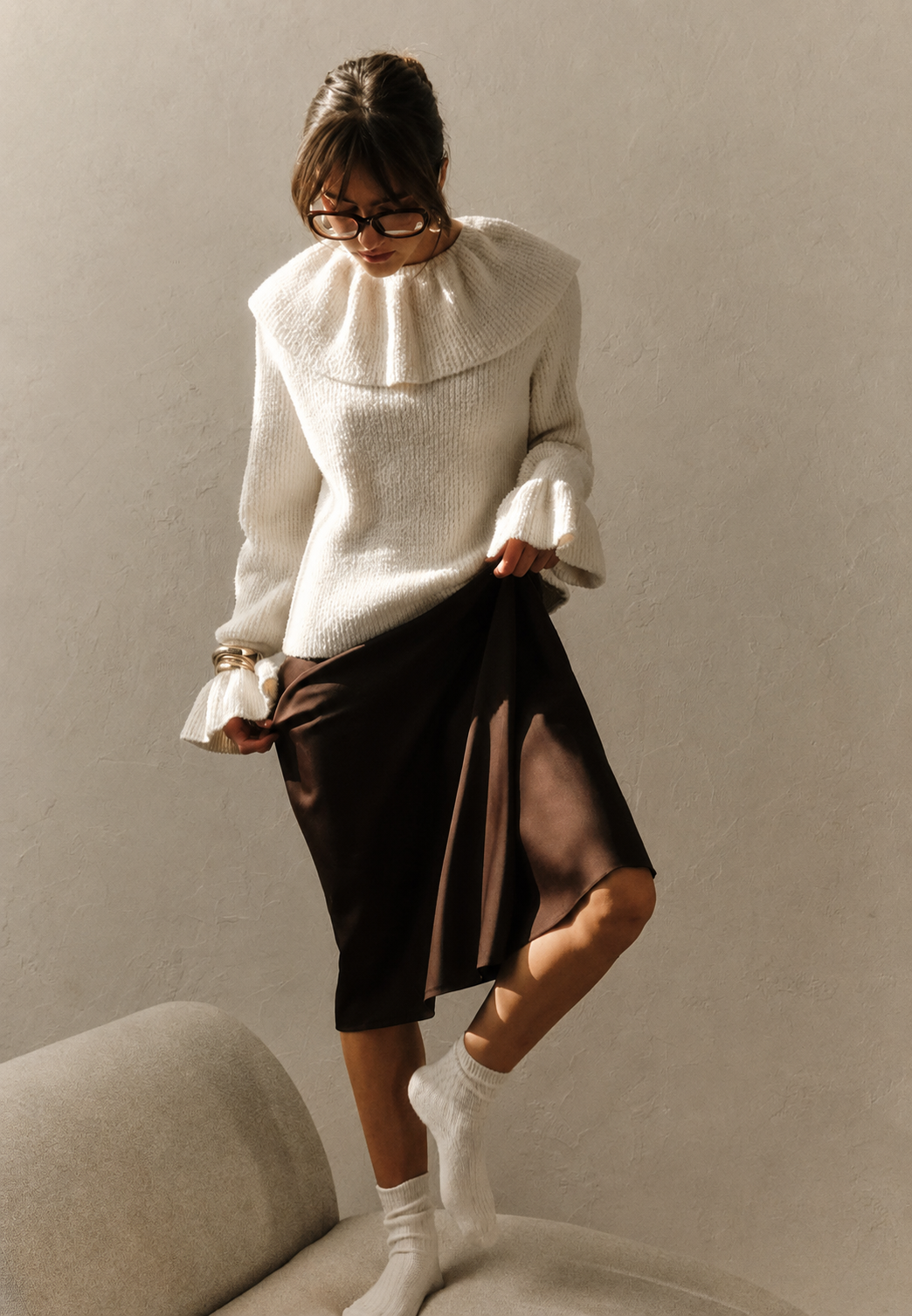 Magnifique pull femme à col montant volanté, manches longues évasées. Chic et élégant, parfait pour l'automne.