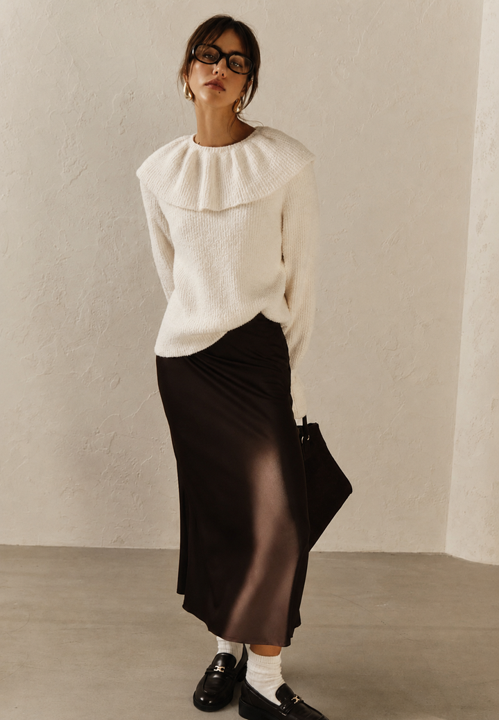 Pull femme chic avec col volanté et manches évasées. Idéal pour l'automne, mode féminine élégante et polyvalente.