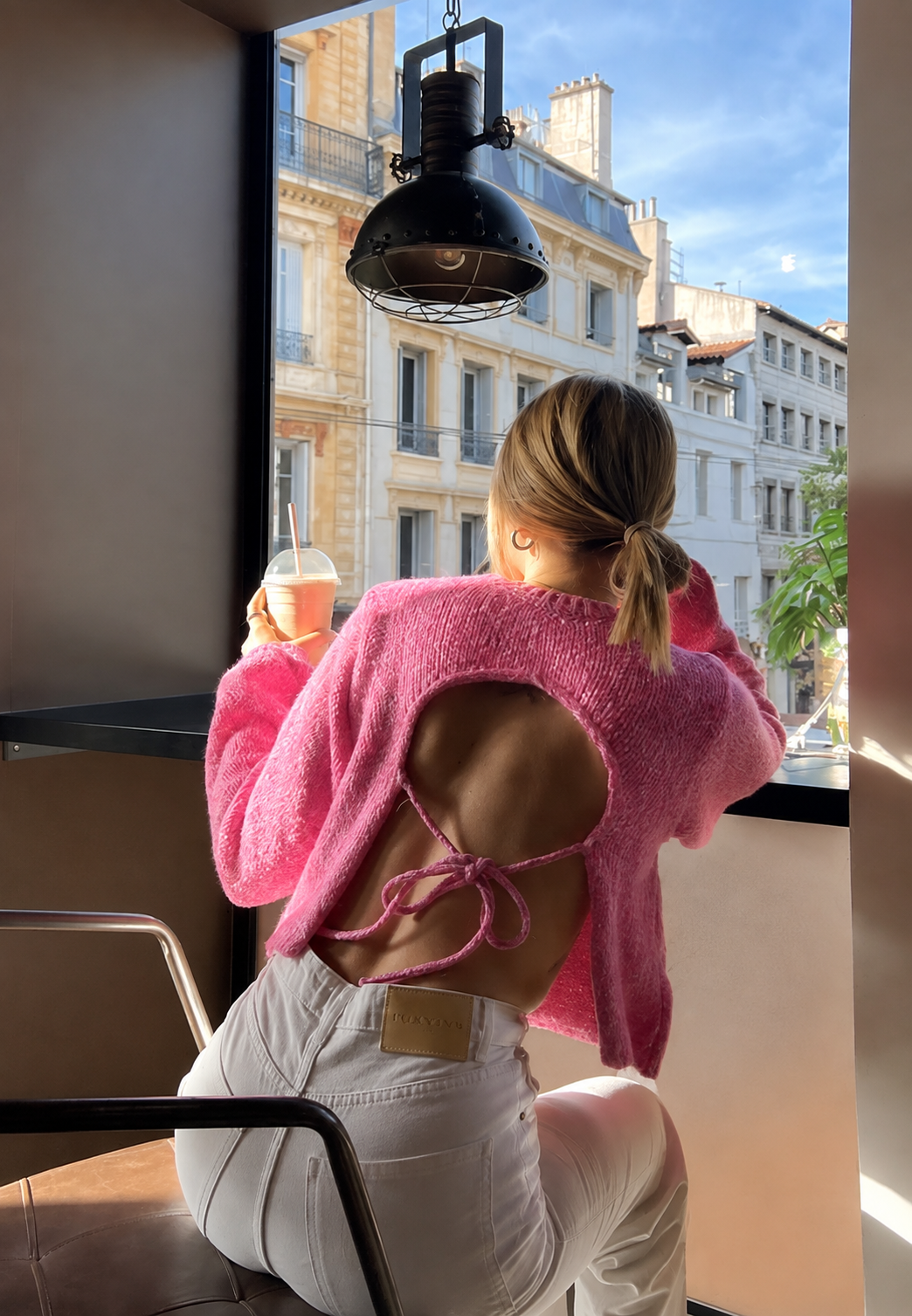 Pull femme rosa élégant, dos ouvert original avec nœud ajustable, manches longues. Tendance automne-hiver.