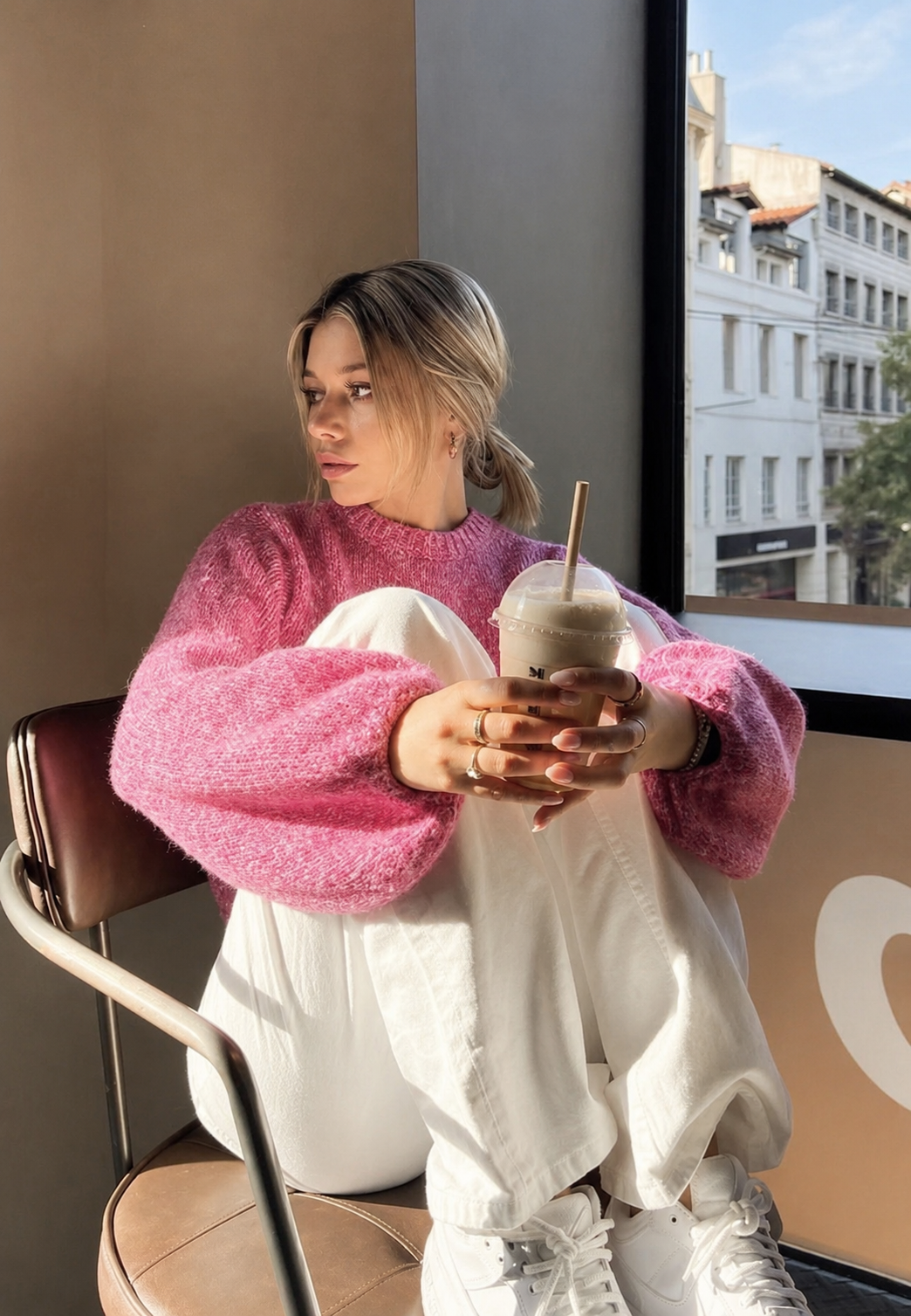 Pull femme décontracté chic, dos ouvert ajustable avec nœud, col rond et manches longues. Confortable.