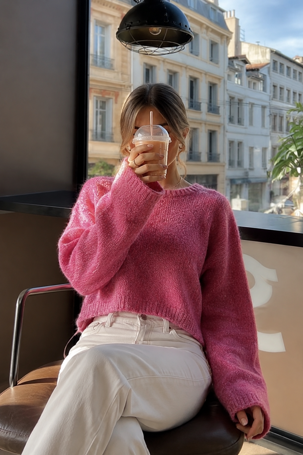 Pull femme mode avec dos ouvert élégant et nœud ajustable, manches longues, idéal look décontracté automne.