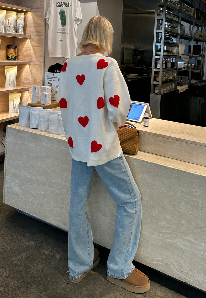 Pull femme oversize élégant à cœurs, idéal pour un look décontracté automne, doux et confortable.