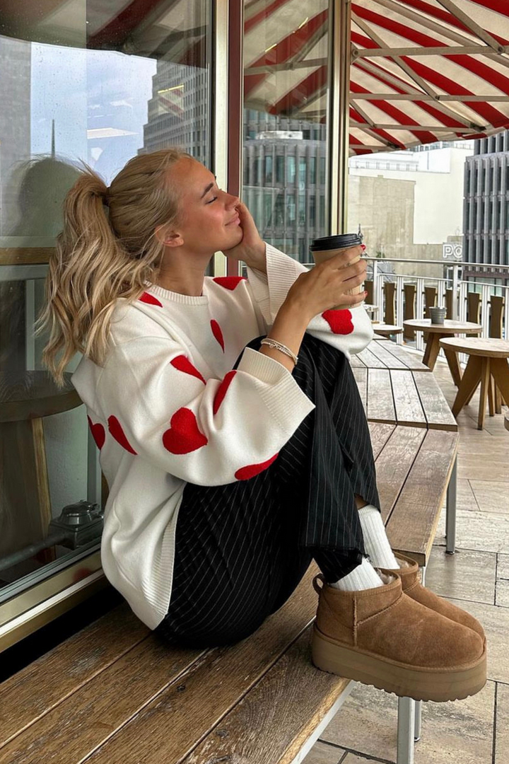 Cadeau femme: pull oversize à cœurs ultra doux, confortable et stylé, parfait pour se réchauffer avec élégance.