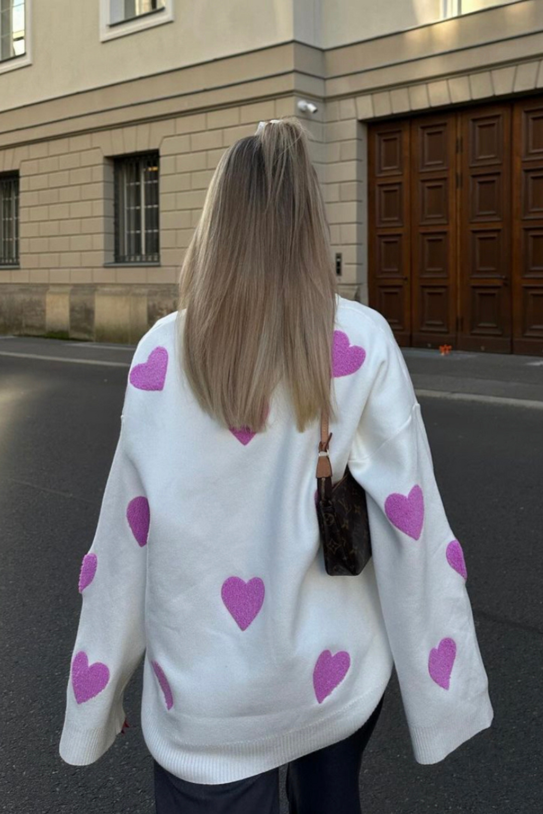 Habillement mode automne: pull oversize cœurs, coupe ample et confortable pour femmes, tendance et élégant.