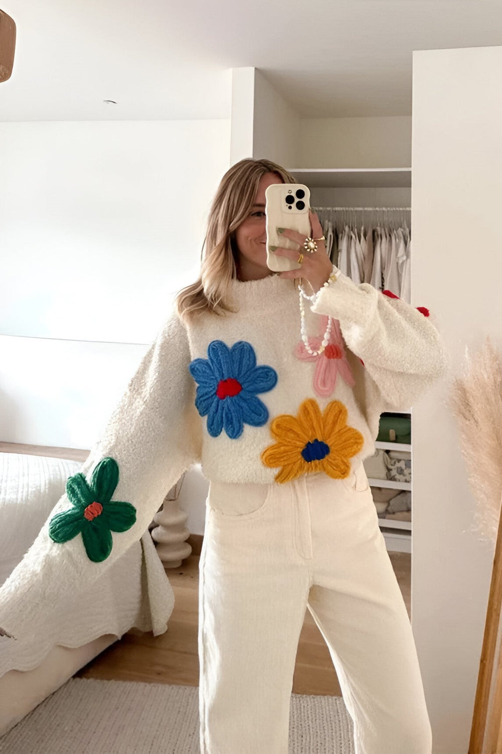 Pull Artelia tendance, oversize, motifs floraux en relief. Parfait pour un look féminin chic automne-hiver.