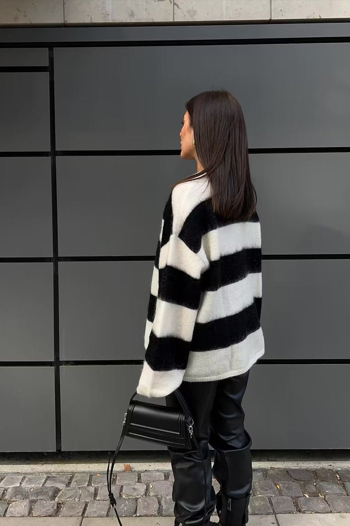 Pull femme oversize moderne, col rond, épaules tombantes, coupe ample, parfait pour un style décontracté chic.