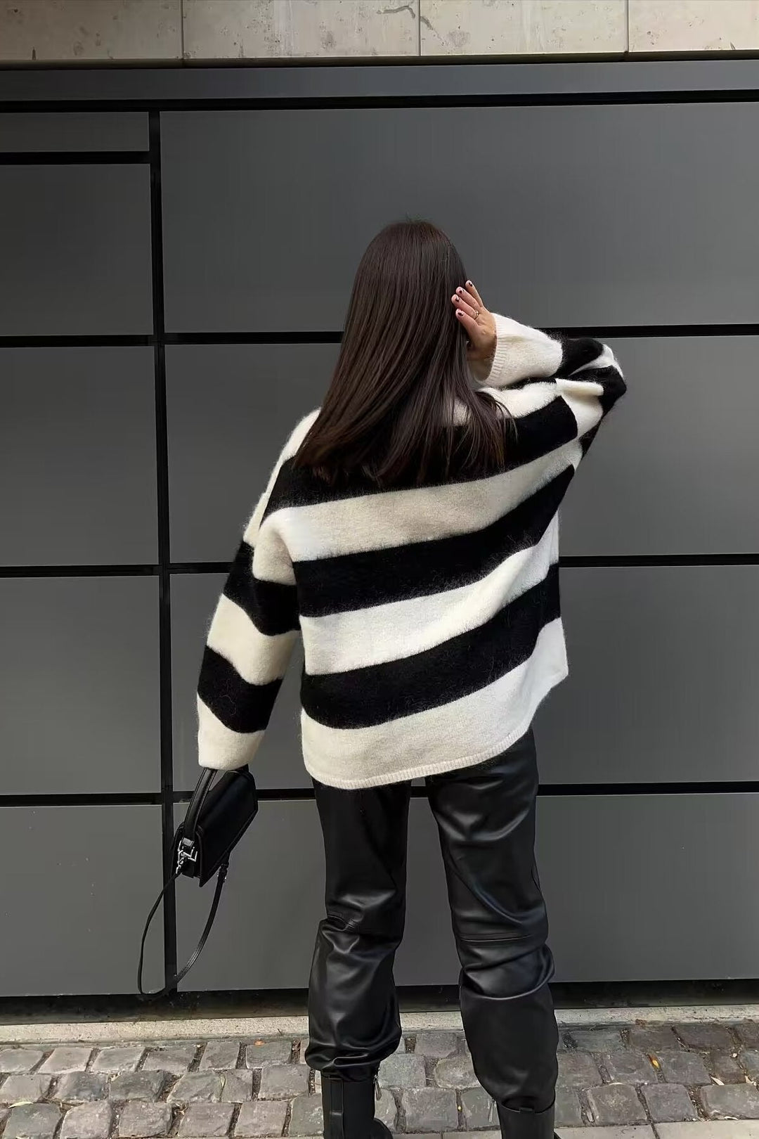 Vêtement femme: Pull oversize chic et décontracté, col rond, manches longues, idéal pour la saison froide.