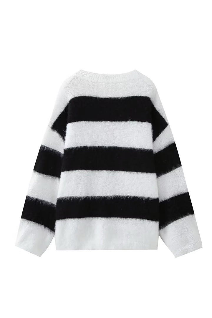 Pull femme tendance, coupe oversize, col rond et épaules tombantes, assure un style chic et confortable.