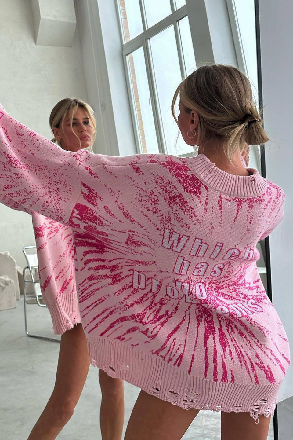 Mode automne: pull femme chic et décontracté, col rond, graphique et déchiré.