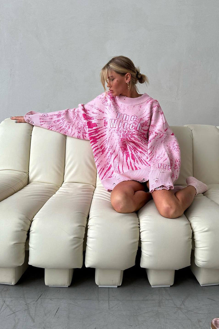 Pull graphique oversize pour femme, détails subtils déchirés, idéal pour un look tendance.