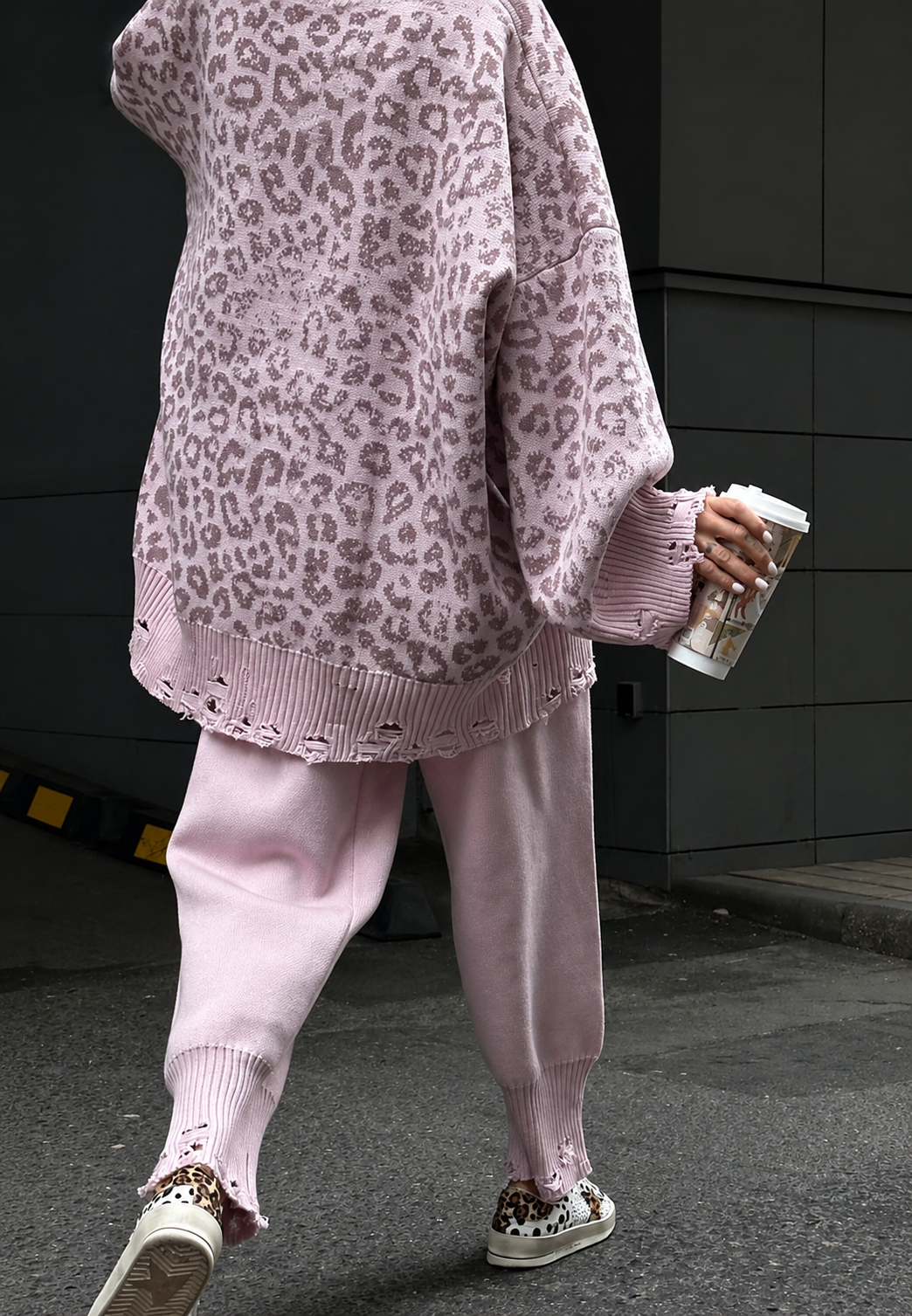 Pull femme tendance oversize, motif graphique, détails déchirés pour un look chic.