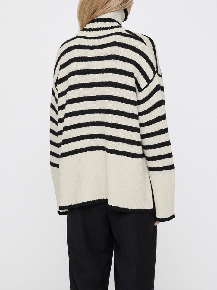 Pull tricot femme élégant, oversize rayé, col roulé, manches amples. Idéal mode féminine automne-hiver.