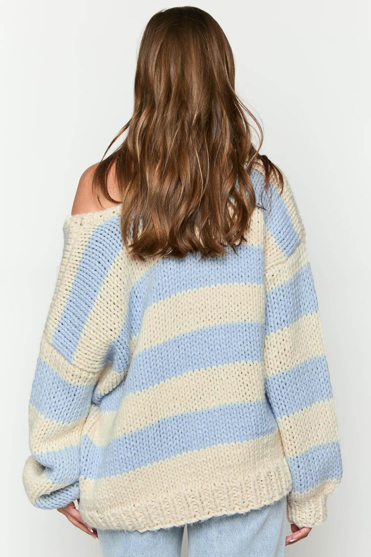 Pull femme tendance oversize et confortable à rayures avec épaules dénudées, idéal pour l'hiver.