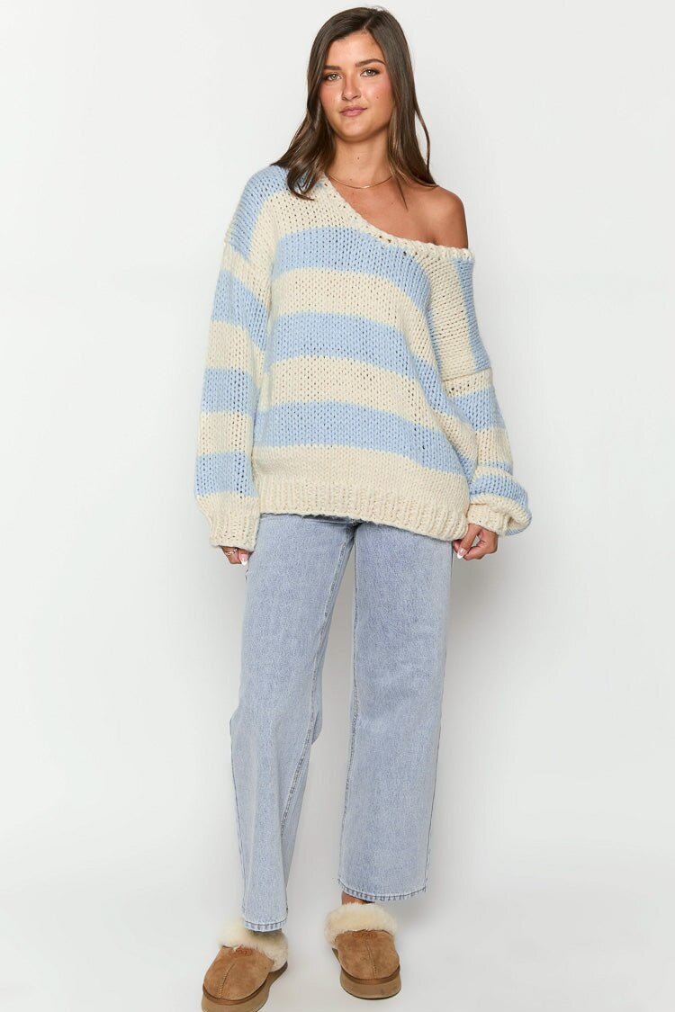 Pull décontracté femme à rayures, style chic et épaules dénudées. Confort et mode garantis.