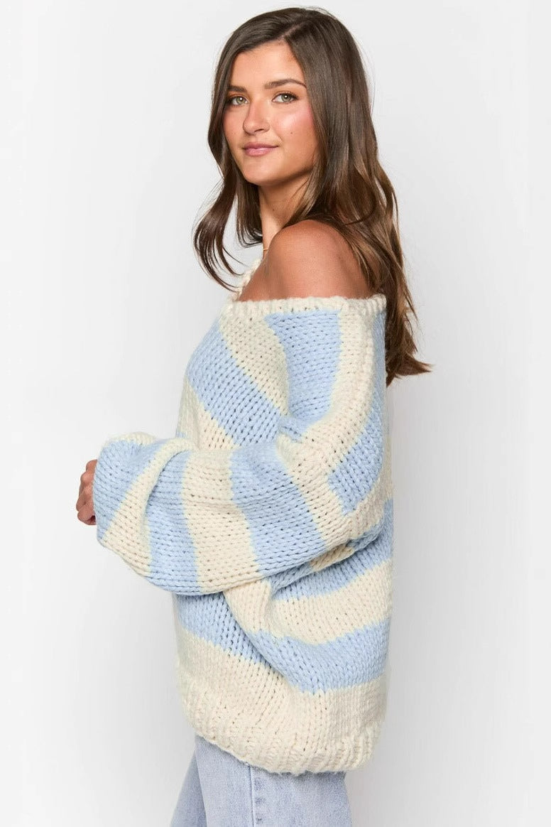 Tendance automne-hiver : pull femme oversize chic à rayures et épaules dénudées pour un look décontracté.