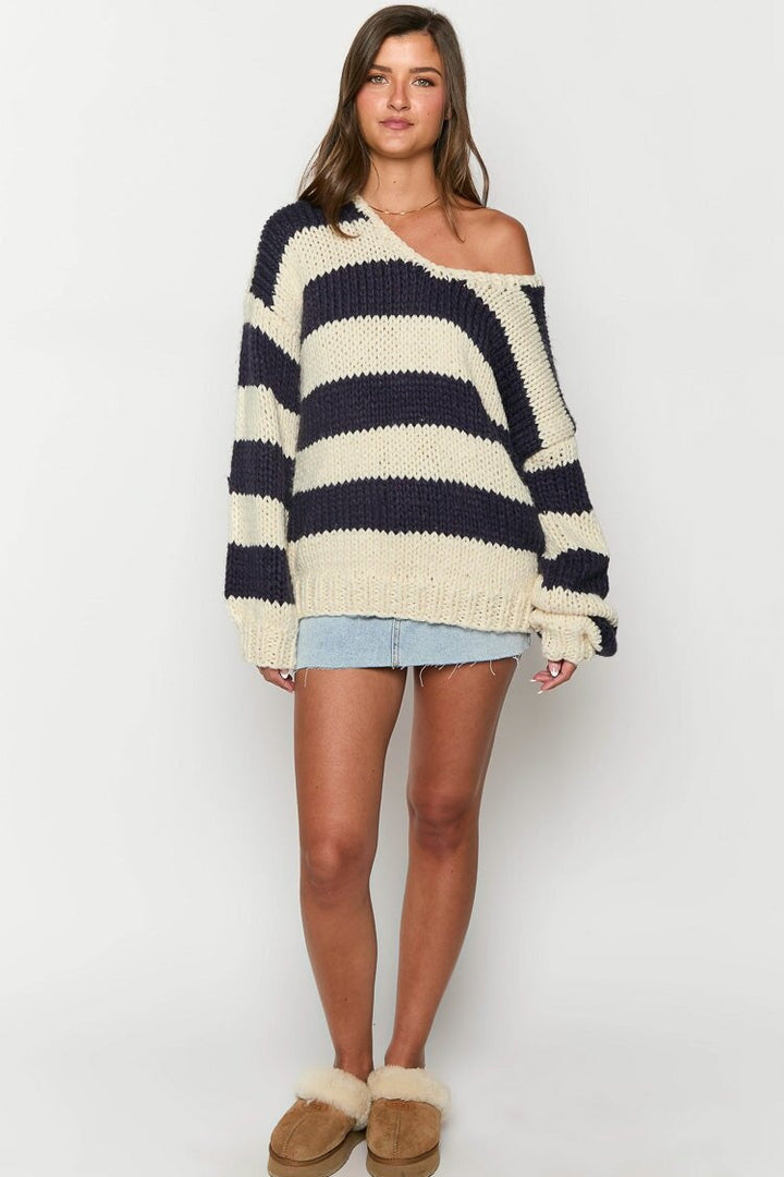 Pull chic femme oversize à rayures, épaules dénudées. Parfait pour un look tendance et décontracté.
