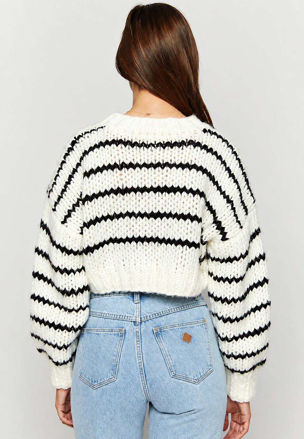 Pull oversize femme mode automne-hiver. Col rond et manches longues larges pour un style élégant.