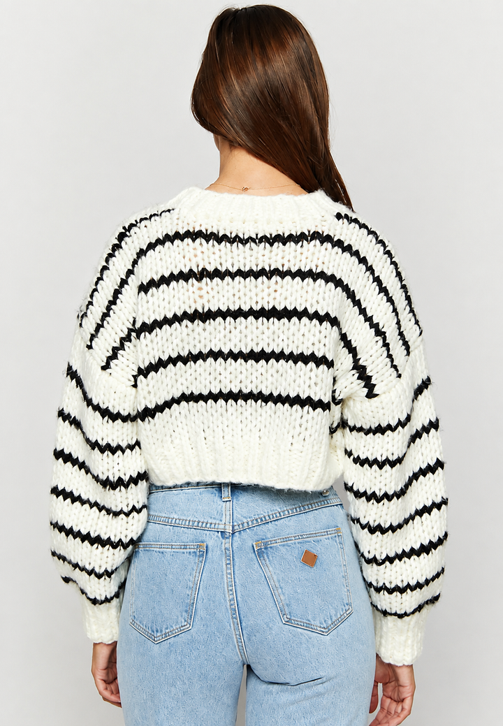 Pull oversize femme mode automne-hiver. Col rond et manches longues larges pour un style élégant.