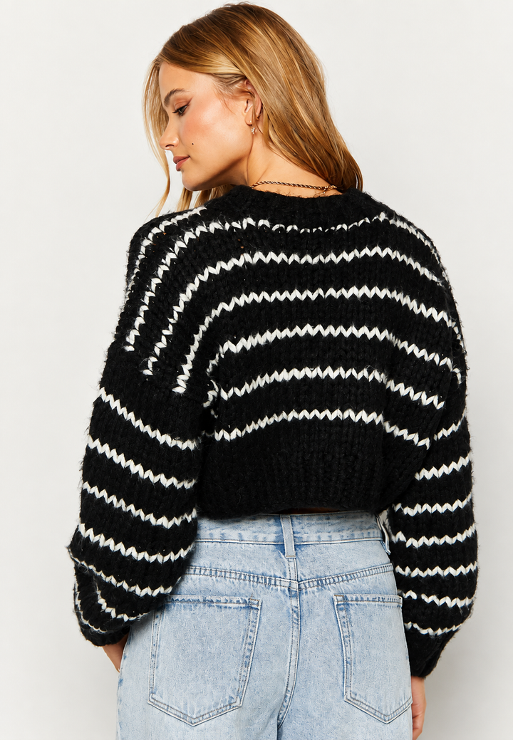 Pull femme oversize avec col rond et manches larges. Vêtement confortable et moderne pour l'hiver.