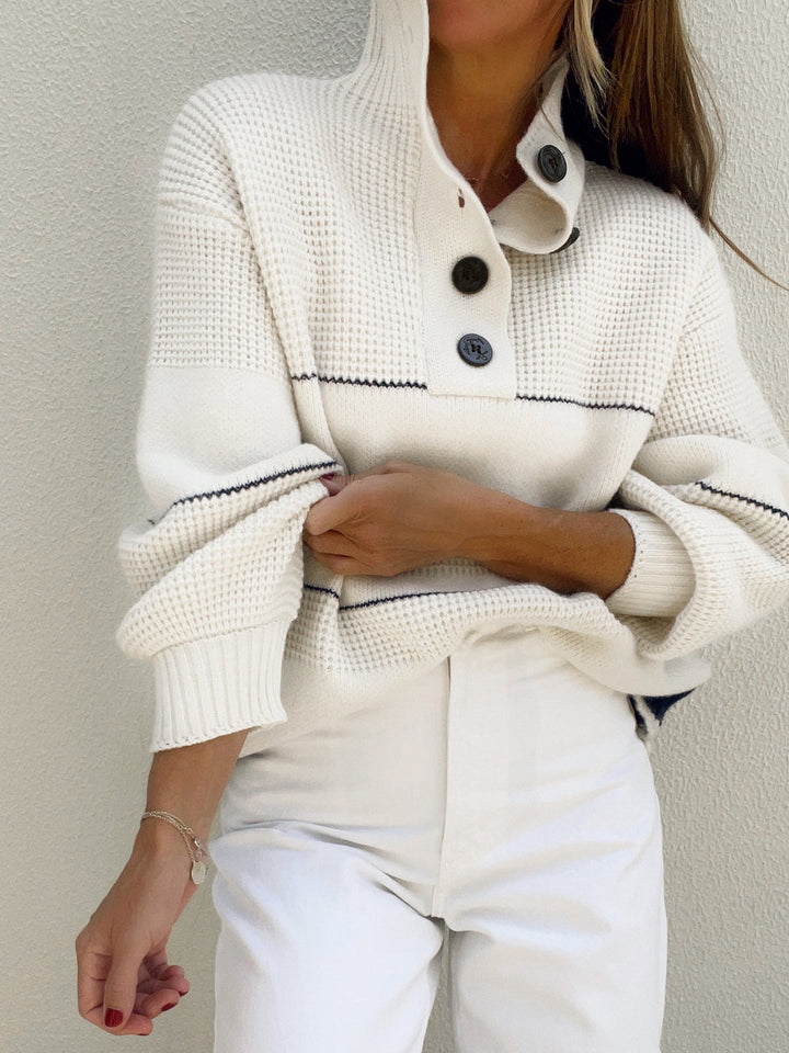 Pull femme doux et confortable, col montant boutonné. Manches longues, parfait pour l'automne-hiver.