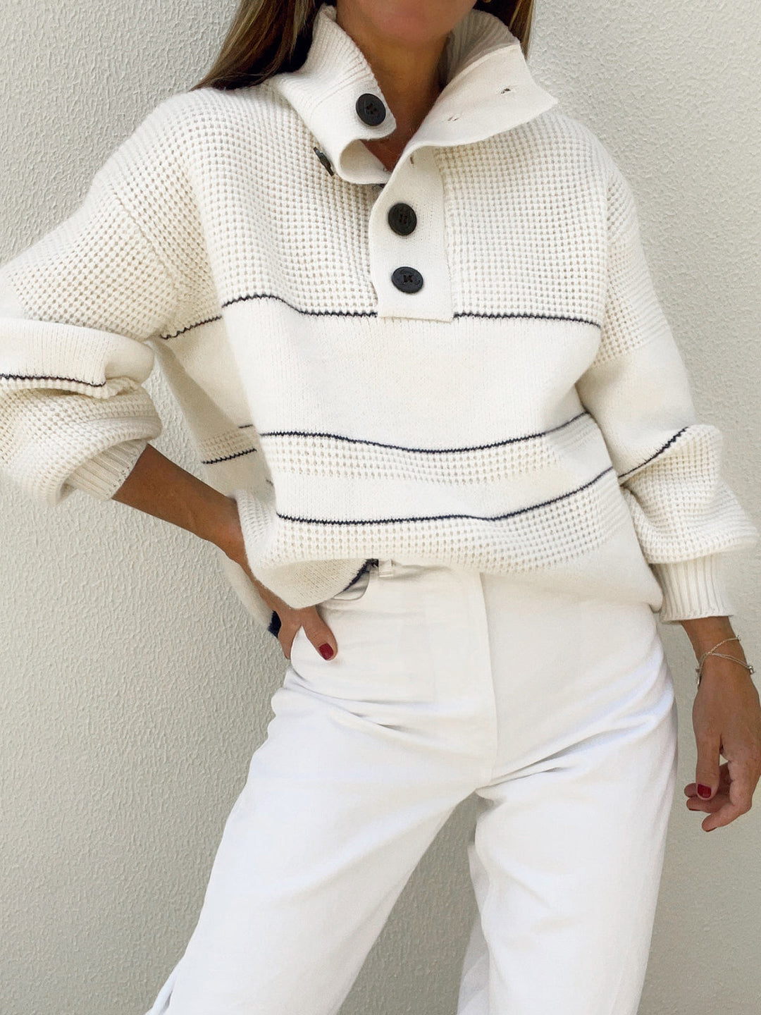 Mode féminine : pull à rayures, col montant boutonné. Élégance décontractée et chaleur pour l'hiver.