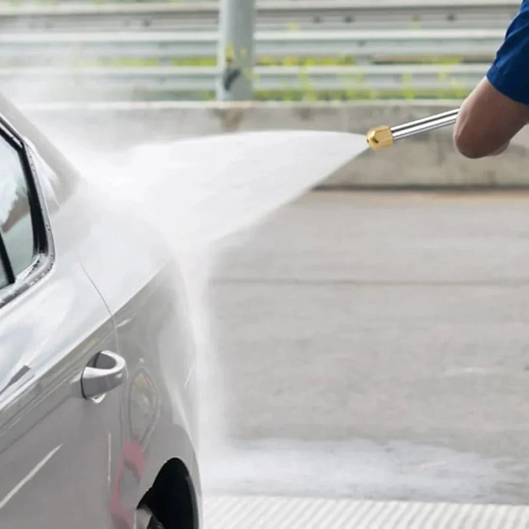 Femme nettoyant une voiture avec la lance de pulvérisation haute pression, efficace pour l'entretien extérieur.