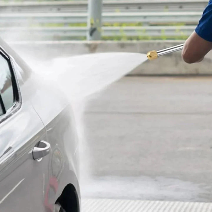 Femme nettoyant une voiture avec la lance de pulvérisation haute pression, efficace pour l'entretien extérieur.