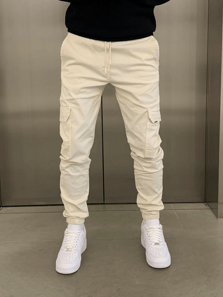 Dos du pantalon jogger cargo homme, avec poches arrière et bas élastique pour le style.
