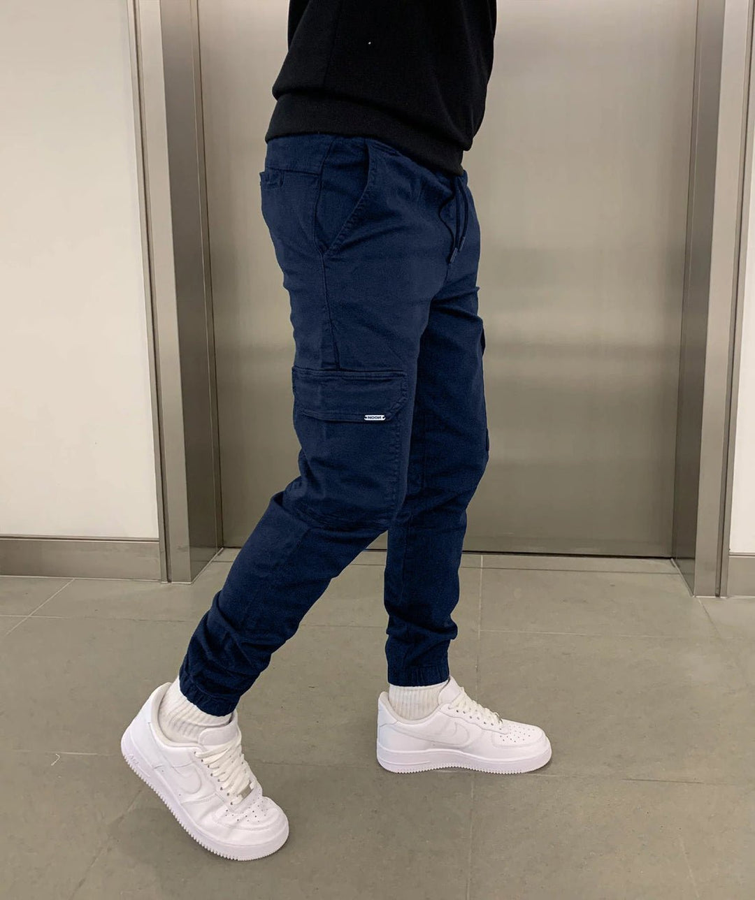 Pantalon jogger cargo homme noir, coupe décontractée pour un style urbain moderne et confortable.