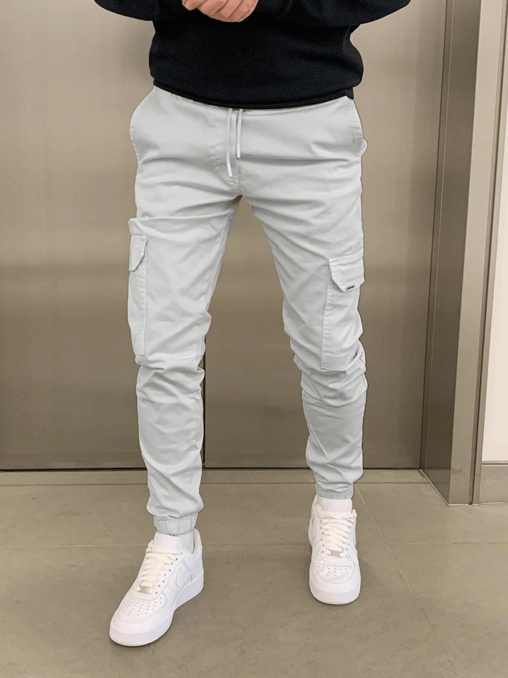 Style saisonnier avec pantalon jogger cargo homme, associé à un t-shirt pour un look moderne.