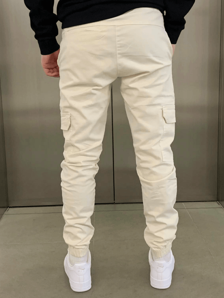 Détail de la ceinture élastique et cordon du pantalon jogger cargo homme pour ajustement parfait.