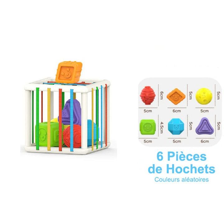 Bébé joue avec un cube d'activités Montessori éducatif, stimulant la motricité, la curiosité et l'éveil.