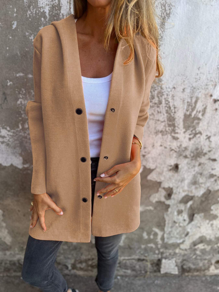 Veste Norah femme à capuche, bouton unique. Style casual chic, confortable et léger pour un look décontracté moderne.