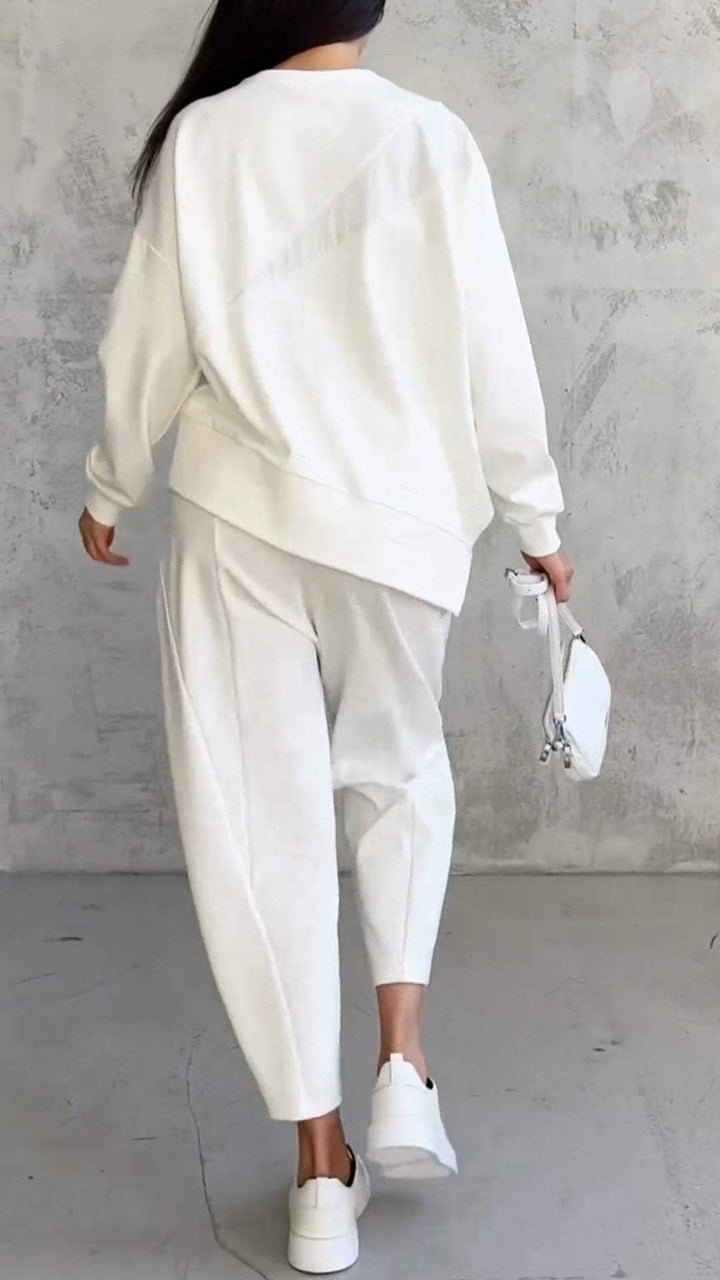 Ensemble décontracté femme deux-pièces moderne. Pantalon et haut pour un confort chic au quotidien.