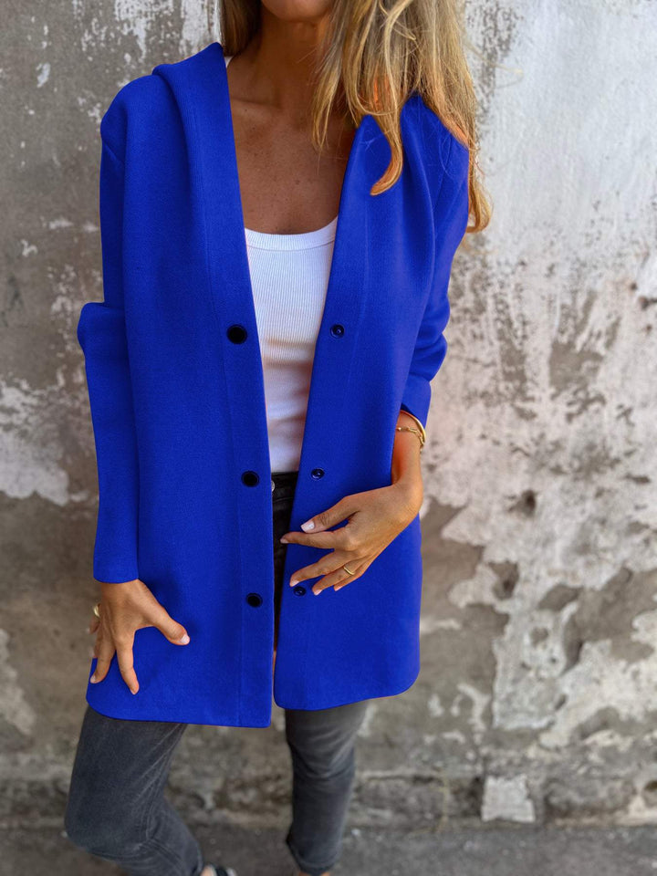 Veste femme Norah moderne et décontractée, à capuche avec bouton unique. Vêtement polyvalent et confortable.