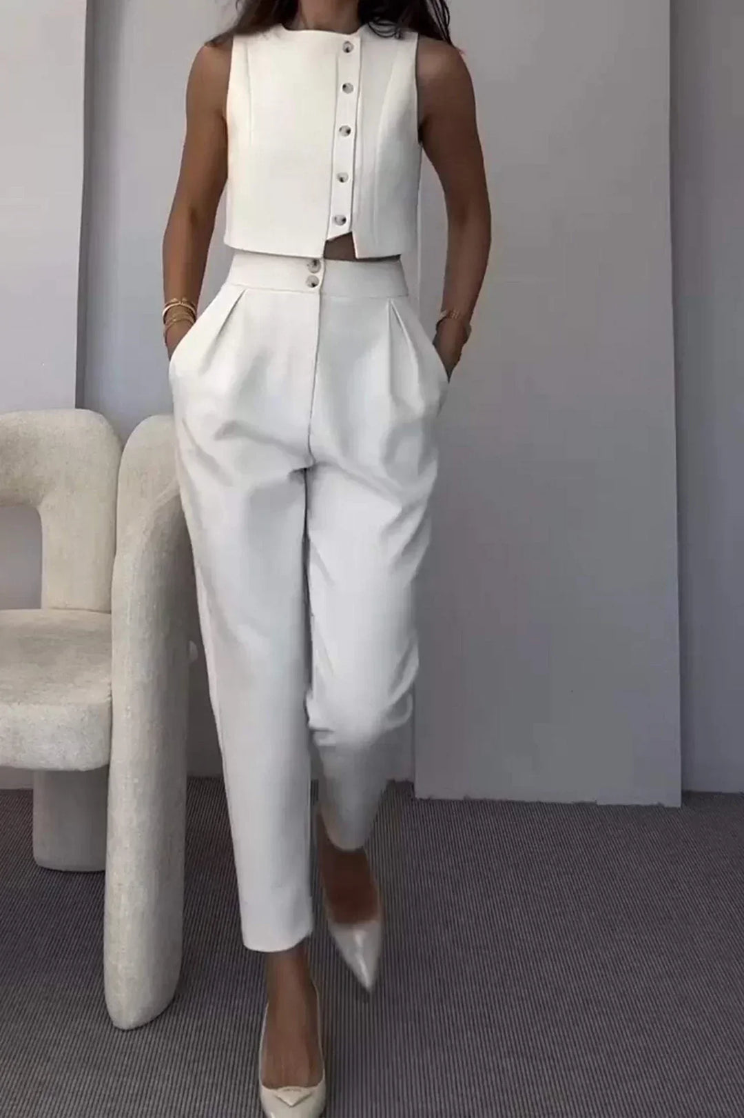 Pantalon structuré blanc chic et élégant pour femme, complétant l'ensemble mode. Idéal pour le bureau ou une soirée distinguée.