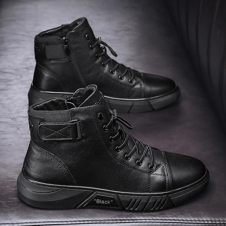 Bottes homme NoirCraft : en cuir noir faites main, robustes et élégantes, offrant un confort antidérapant quotidien.