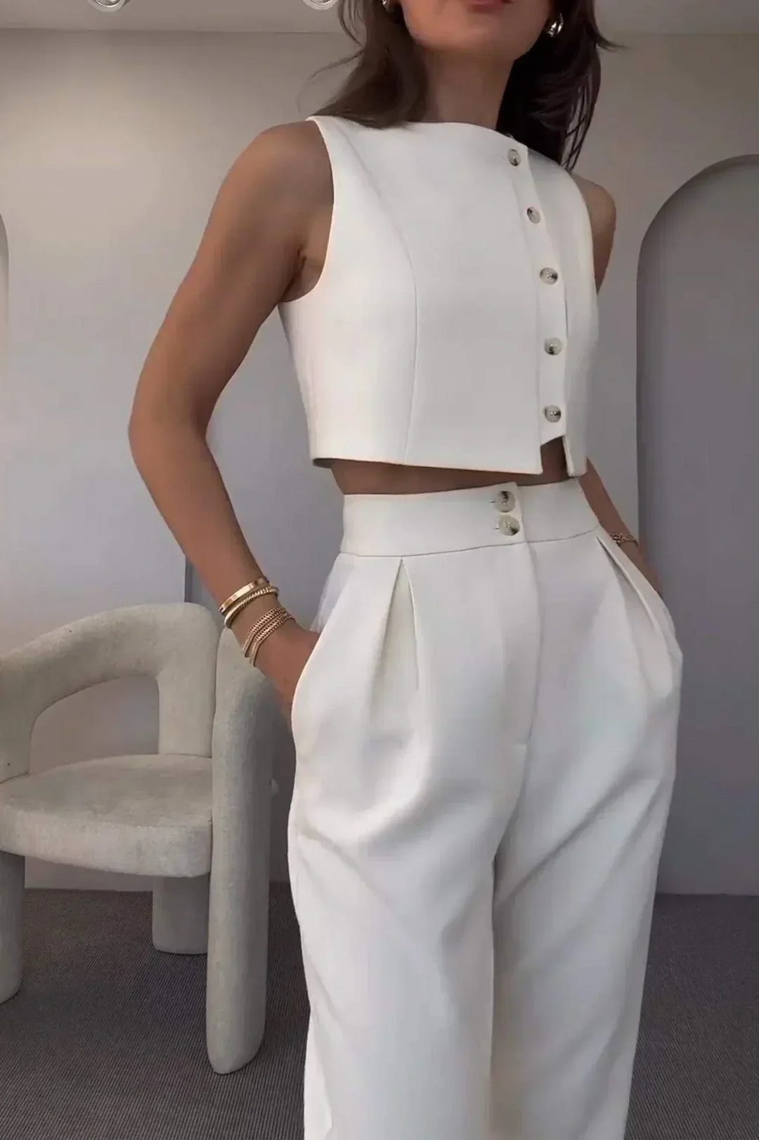 Ensemble structuré chic blanc pour femme : gilet sans manches et pantalon élégant, idéal bureau/soirée. Mode polyvalente.