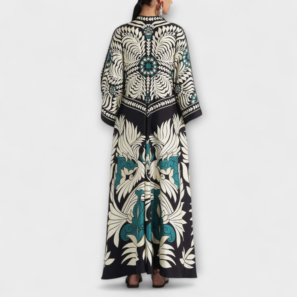 Maxi robe fleurie fluide pour femme, avec col montant et laçage, parfaite pour l'été. Confort et élégance.