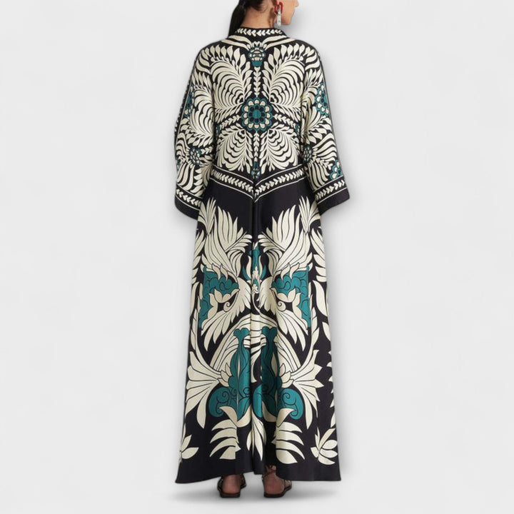 Maxi robe fleurie fluide pour femme, avec col montant et laçage, parfaite pour l'été. Confort et élégance.